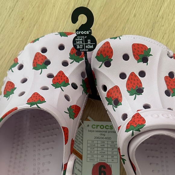 NWT - Crocs Baya Seasonal Printed Clog Ballerina Pink Strawberry M4/W6 - Picture 4 of 6